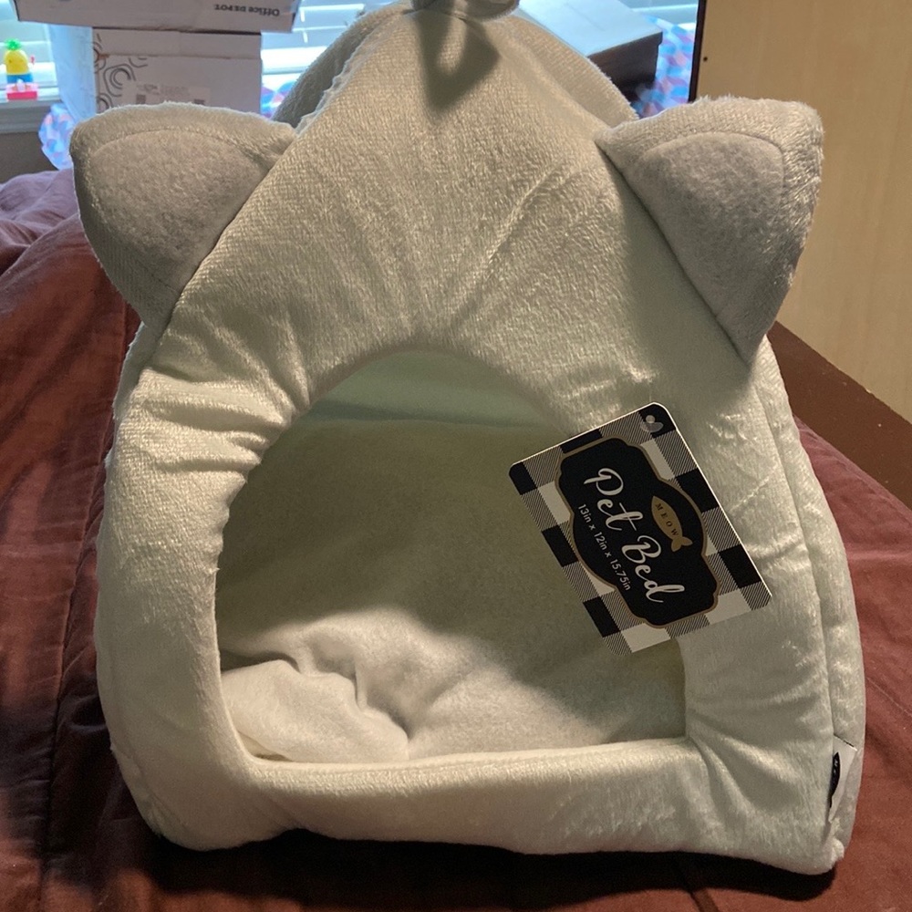 Cat Hut.  Small Pet Bed. Meow Brand. NWT!